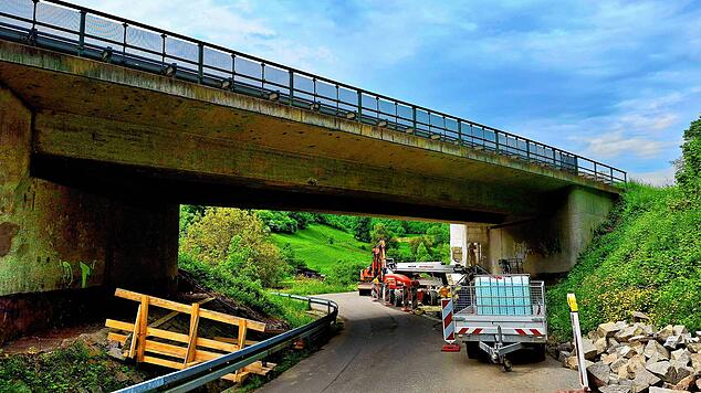 Vorbereitungen für die Sanierung an der oberen B 518-Brücke in Eichen wurden schon getroffen. Foto: Edgar Steinfelder