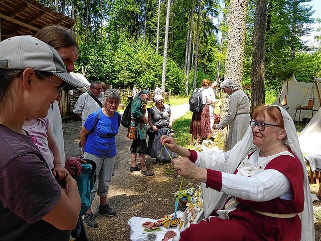 Bild 2: Zeitreise auf dem Campus Galli: Living-History-Gruppen zeigen Leben im Mittelalter