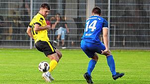 Lukas Kaltenstadler (links) und der SV Denkingen ziehen nach dem deutlichen 4:1-Erfolg gegen den Hegauer FV (Justin Braun) ins ...
