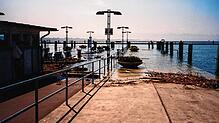 Pfingsthochwasser Ende Mai 1999: Land unter am Anleger 4 im Friedrichshafener Hafen.