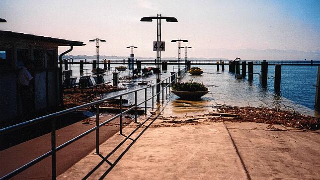 Pfingsthochwasser Ende Mai 1999: Land unter am Anleger 4 im Friedrichshafener Hafen.