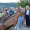 50 Landfrauen aus dem Bezirk Waldshut ließen sich bei einer Hofführung mit Christina Burkard (rechts) das Konzept des Lindenhofs ...