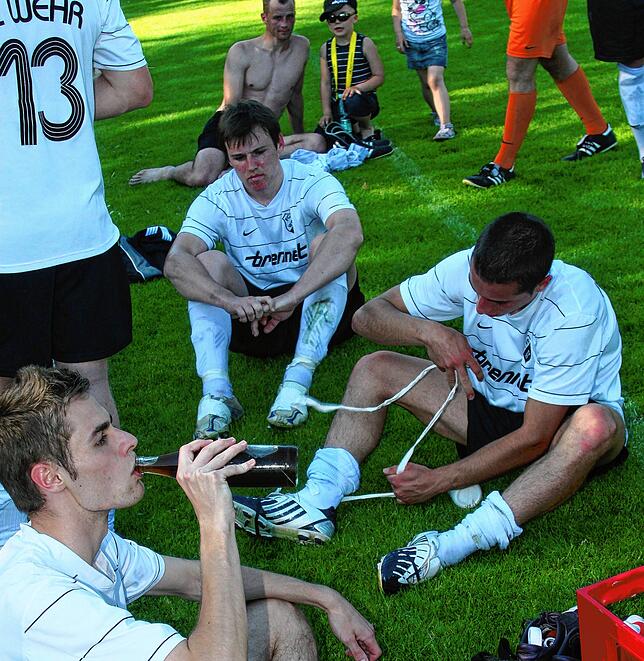Enttäuschung: Zwei Minuten lang durfte sich der FC Wehr im Sommer 2010 als Meister fühlen, dann traf die Kunde vom späten Lörracher Sieg ...