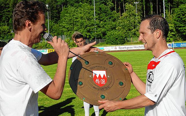 Meisterschale: Aus den Händen von Betreuer und Allrounder Martin Dörflinger durfte Kapitän René Grabe vom FC Tiengen 08 nach dem 6:0 ...