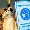 Ein Schild zur Maskenpflicht vor einem Schaufenster eines Modegeschäfts. Die Debatte, wann die Pflicht zum Tragen einer FFP2- oder ...