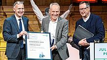 Christian Streich (Mitte) erhält den Julius-Hirsch-Preis von DFB-Präsident Bernd Neuendorf (links). Mit dem Preis ehrt der DFB Vereine ...
