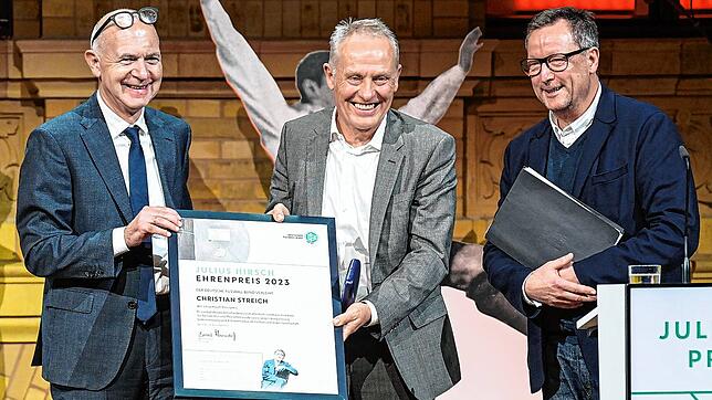 Christian Streich (Mitte) erhält den Julius-Hirsch-Preis von DFB-Präsident Bernd Neuendorf (links). Mit dem Preis ehrt der DFB Vereine ...