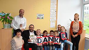 Sie freuen sich über das Lesesofa (von links): Christine Spillecke, Stephan Spillecke (Sponsor), Manfred Kohl (Sponsor), die Schüler ...