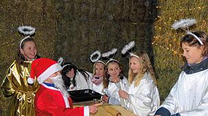 Ein Theaterstück mit Fingerzeig: Nikolaus, alias Lenny Weißhaar, ermahnt die Engel, alle anderen Kinder in ihre Mitte zu nehmen und ...