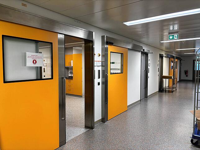 Hinter den orangenen Schiebetüren befinden sich die OP-Räume. Ab dem 13. Januar sind drei der sechs Säle geöffnet. Bei Bedarf werden die ...