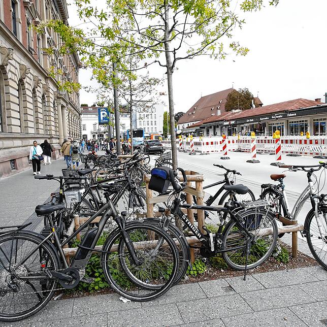 Von der Unterpflanzung der Bäume am Bahnhofplatz ist aufgrund der vielen dort abgestellten Fahrräder kaum etwas zu sehen.