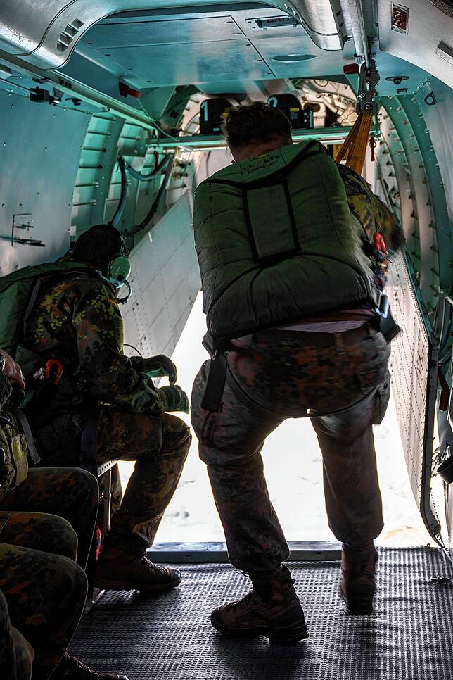 Bild 17: Bilder von der Übung der Fallschirmspringer der Bundeswehr bei Bodman-Ludwigshafen