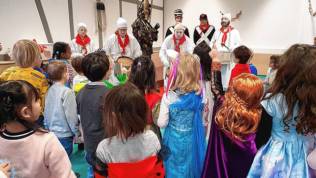 Geltentrommler, Hansele und Ranzengardisten im Kinderhaus St. Marien.