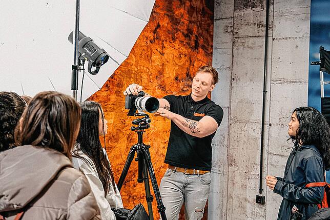 „So geht Fotografieren“: Studioleiter Bartosch Kaletha zeigt mordernste Fototechnik im praktischen Einsatz bei Wöhrstein.