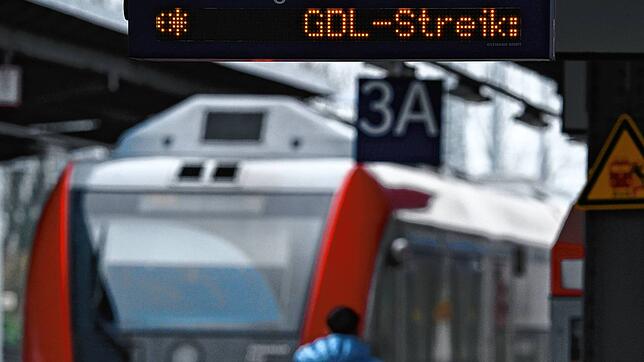 Stehen die Züge still, müssen Bahnreisende auf alternative Reisemöglichkeiten ausweichen, um an ihr Reiseziel zu gelangen. Die ...