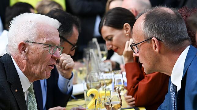 Wenn Baden-Württemberg feiert, dann kommt auch der Kanzler: Friedrich Merz gemeinsam mit Winfried Kretschmann bei der ...