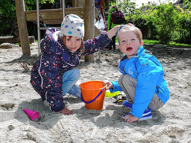 Nora, 6, übernimmt sicherheitshalber die Rolle der Pressesprecherin für ihren Bruder Dominik, 3.