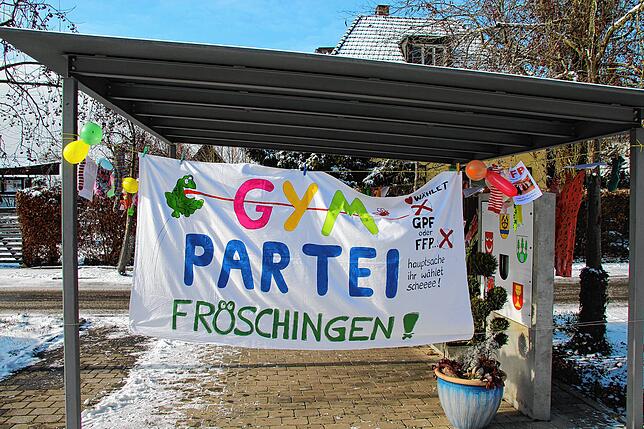 Die FFF, die Fröhlich Frommen Frauen aus Wutöschingen haben ein eigenes närrisches Wahlplakat erstellt und es vor dem Wutöschinger ...