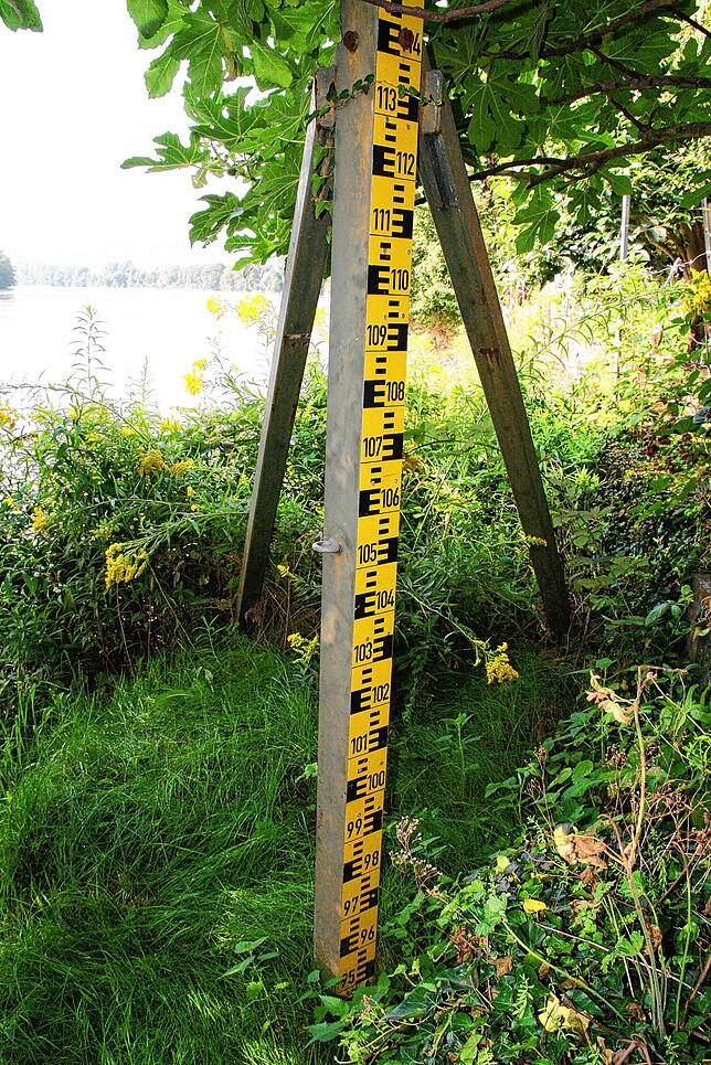 Eine Pegellatte in Hauenstein. Sie ist unterteilt in 10, 5 und ein Zentimeter.