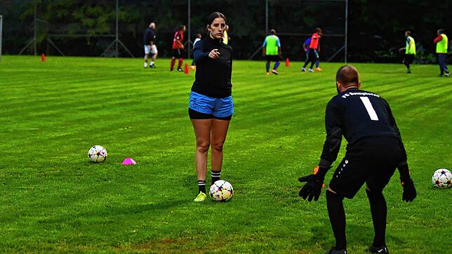 So wird&lsquo;s gemacht: Maike Bergdorf, früher beim FC Hochrhein im Tor, arbeitet seit fast zwei Jahren beim FC Dettighofen mit und ist ...