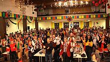 Das Dreckkübelgschwätz ist der letzte Ball im Markdorfer Fasnetsreigen. Entsprechend groß war der Andrang bei der traditionsreichen ...