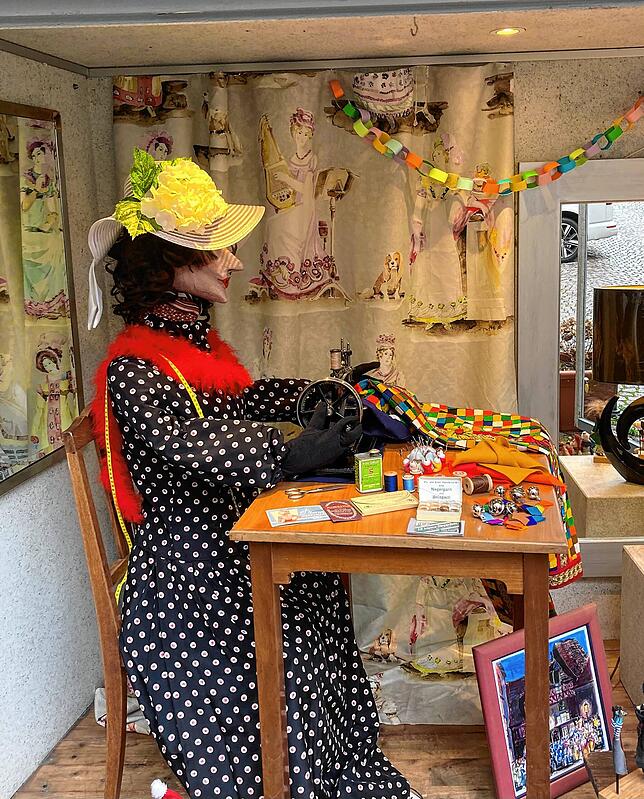 Eine Schneiderin fertigt eine zum Gwändle der Narro-Altfischerzunft passende Hose an. Tatsächlich schneiderte Barbara Rueb die Hose im ...