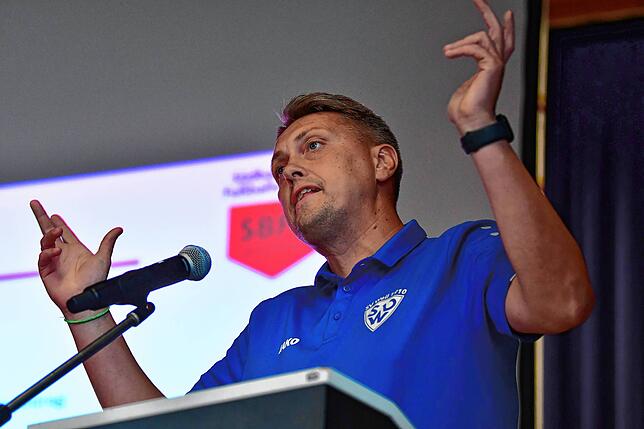 Gescheitert: Arthur Renner, Sportlicher Leiter Kinderfußball, warb bei seinen Jugendleiter-Kollegen vergeblich um Zustimmung dafür, dass ...