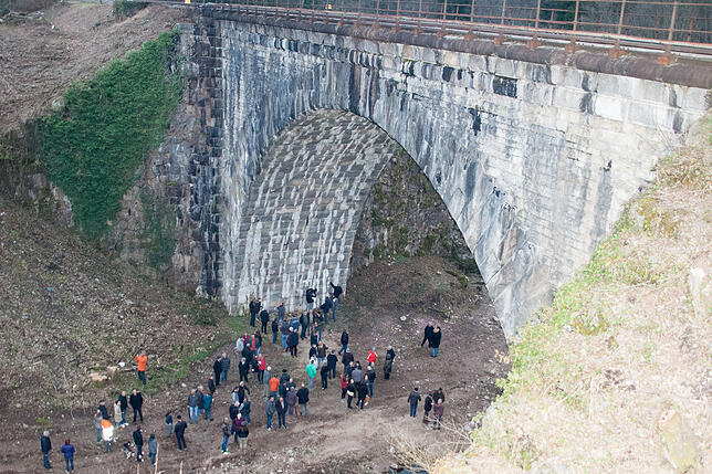 Mitglieder der Bürgerinitiative an der Eisenbahnbrücke Albbruck.
