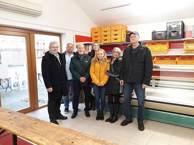 Der Lions Club spendete 2000 Euro an die Überlinger Tafel (von links): Christoph Hauser, Mitglied Lions Club, Uwe Riedl, Hausmeister ...