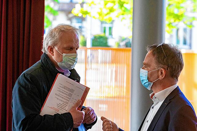 Gemeinderatunter Corona-Bedingungen in der neuen Tonhalle: hier ist Kulturamtsleiter Andreas Dobmeier (links) im Gespräch mit ...