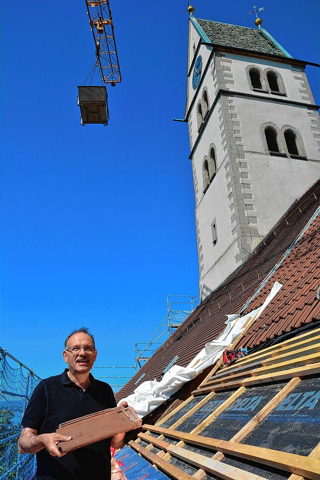 Pfarrer Matthias Schneider hat eine gute Idee, wie man mithilfe der alten Ziegel Spendengelder flüssig machen kann.