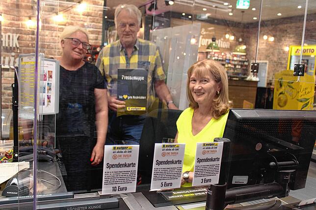 Silke Sulger vom Edeka im Aach-Center (von links), Udo Engelhardt und Margot Kammerlander von der Tafel, präsentieren die neuen ...