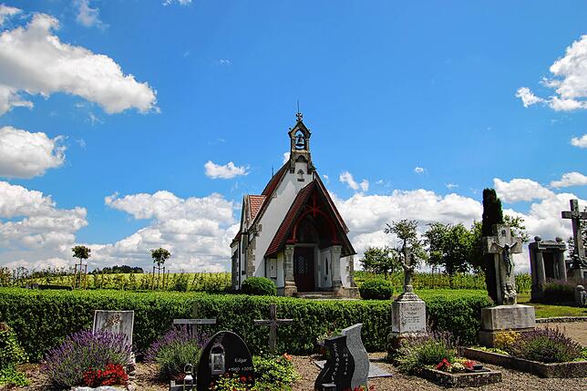 Friedhof bei Liggersdorf mit Friedhofskapelle.