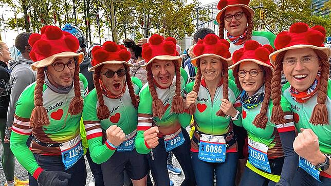 Mit Bollenhüten zum fünf Kilometer langen Dash to the Finish Line: Dirk Flakowski, Ewald Schondelmaier, Anselm Säger, Jeannine Tränkle, ...