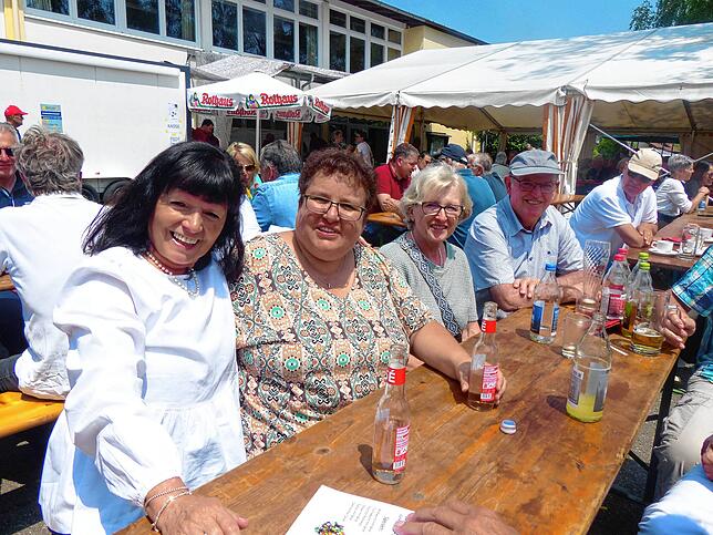Gabi Hug (links) vom Vorstandsteam Kirchenchor und Dirigentin Birgit Rogg genießen den Tag mit den Sängern Verena Albicker und Manfred ...