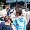 Nationalspieler Niclas Füllkrug und Lucas Paquetá verteilen Autogramme nach ihrer Ankunft im Öschberghof.