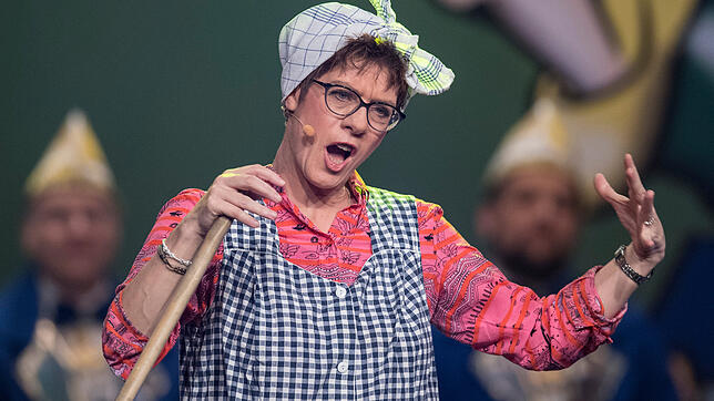Annegret Kramp-Karrenbauer, Bundesvorsitzende der CDU und Beklagte des Narrengerichts, räumt als Putzfrau Gretel bei der Narrenschau ...