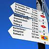 Ein Wegweiser am Parkplatz beim Gasthaus &bdquo;Staude&ldquo;. Abgebildet sind die Symbole für zwei große Wanderwege des ...