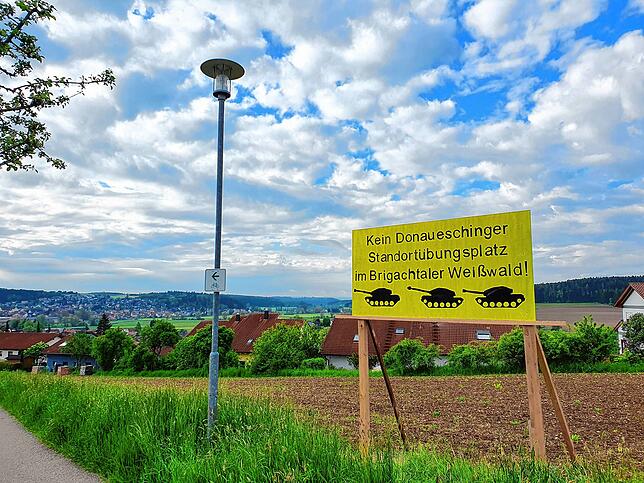 Keine Donaueschinger Panzer im Weißwald. Diese Plakate wie hier am Sportplatz Überauchener Sportplatz wirken bis nach Berlin. Das ...