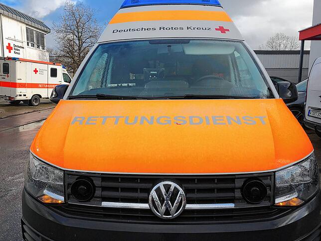 Ein Rettungsfahrzeug steht vor der Rettungswache des DRK-Kreisverbands Waldshut in der Schmittenau. Künftig müssen Rettungsfahrzeuge ...