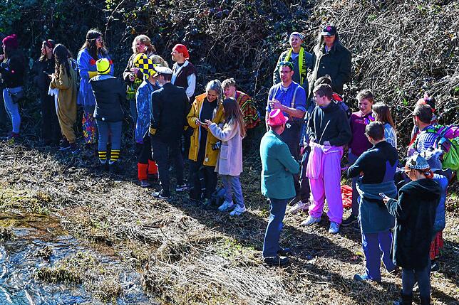 Bild 15: Bach-Na-Fahrt: Zehntausende Zuschauer bejubeln mutige Narren