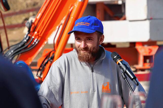 Er ist als Polier auf der Baustelle verantwortlich und versenkte eine Urne mit Bauplänen, Glücks-Cent und SÜDKURIER-Seite in der ...