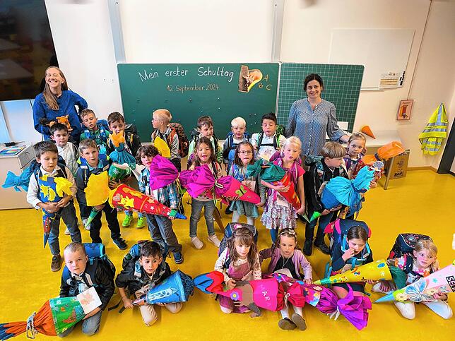 Die Klasse 1c der Grundschule Engen mit ihrer Klassenlehrerin Ines Lutz (links) und ihrer Fachlehrkraft Julia Kaiser (rechts).