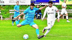 Zweites Saisontor: Jannik Hackenberger (links auf dem Archivfoto gegen Schönaus Yasin Demirci) leitete den 2:1-Sieg des SV Buch beim SV ...