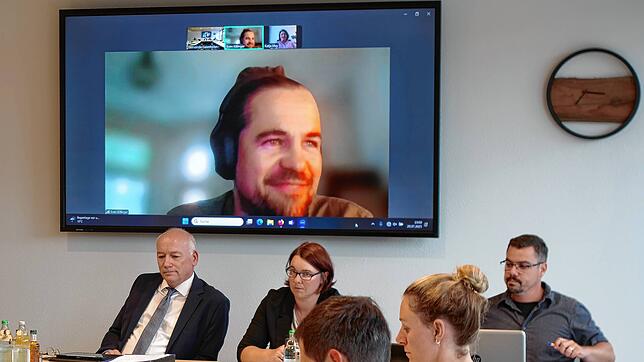 Sven Killinger (Geschäftsführer Greenventory GmbH) stellte über eine Video-Schalte die Ergebnisse aus der kommunalen Wärmeplanung vor. ...