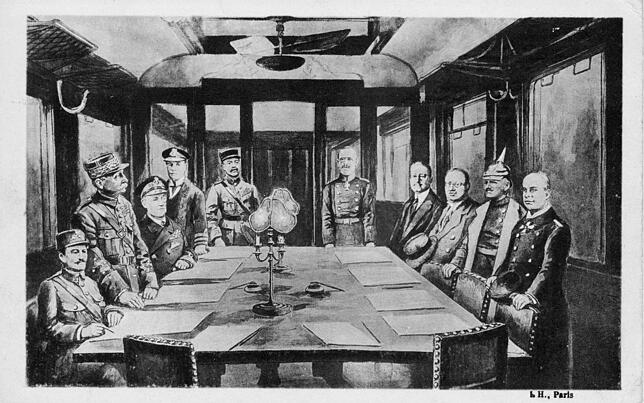 Postkarte vom kühlen Empfang der Deutschen durch alliierte Vertreter im Salonwagen von Compiégne. Links stehen mit runder Mütze der ...