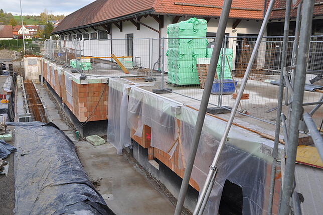 Die neuen Umkleidekabinen sind im Rohbau fertig, als nächstes kommt die neue Tribüne darüber.