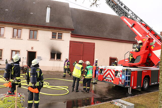 Bild 20: Die Bilder zum Feuerwehreinsatz in Allmendshofen: Eine defekte Heizung beginnt zu brennen