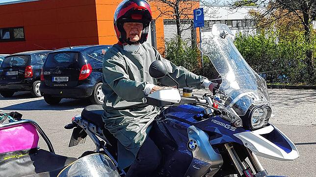 Arzt Friedrich Kähny auf seiner BMW: so fährt der Arzt in Mariaberg auf Hausbesuch.