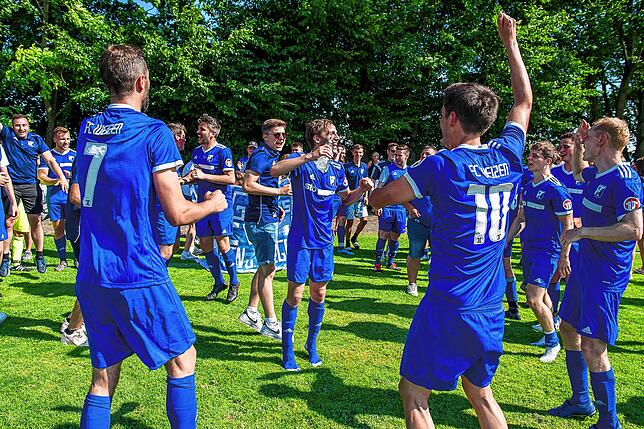 Bild 3: FC Weizen bleibt nach 2:0-Sieg beim FC Huttingen in der Kreisliga A &ndash; und wir haben Bilder